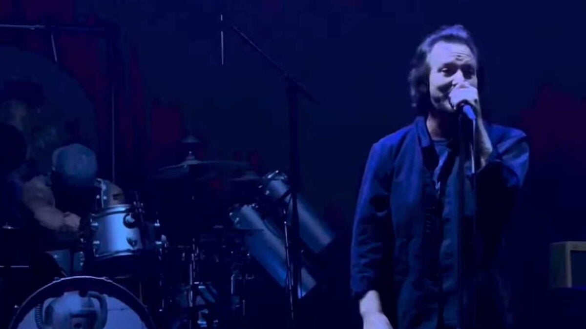 Eddie Vedder Honors Mark Lanegan In Seattle