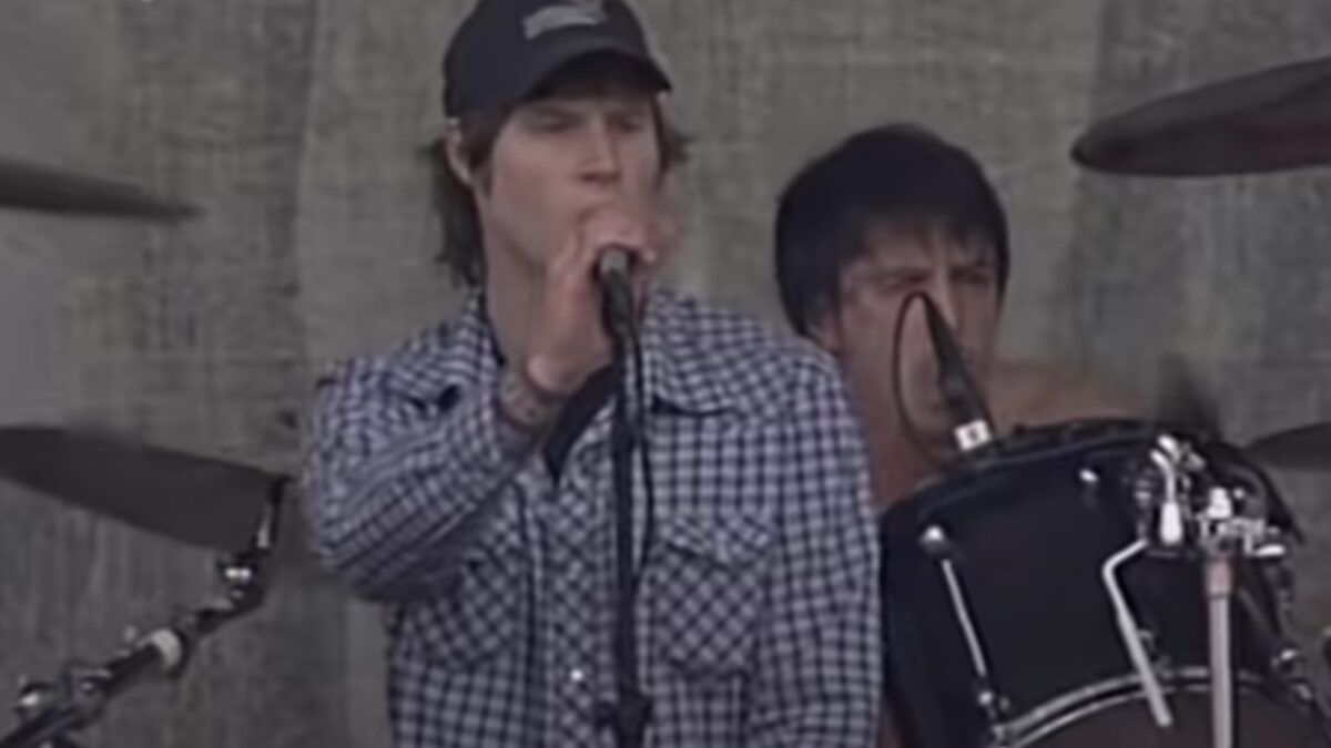 Watch Mark Lanegan Perform With Queens Of The Stone Age In 2002