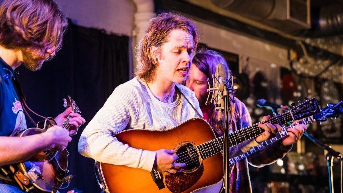 Billy Strings Unveils Jimmy Martin & John Hartford Covers In London