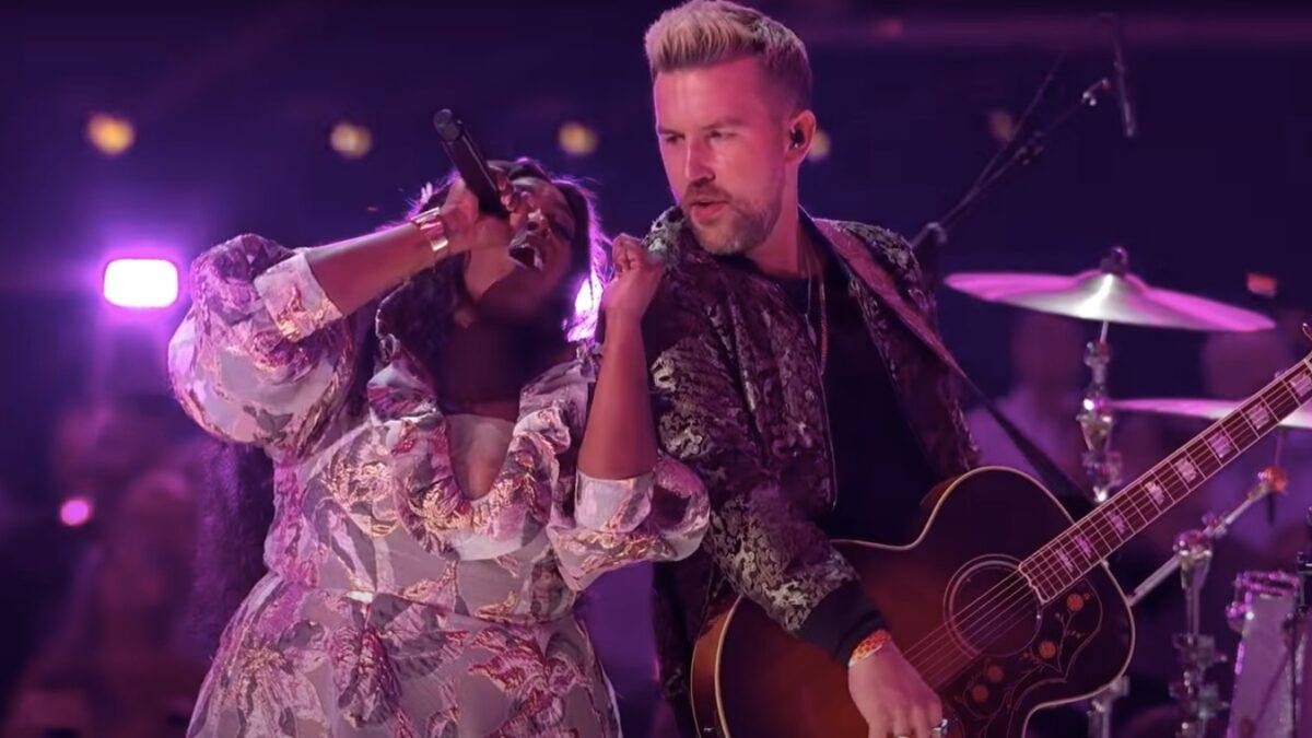 Brittney Spencer & Brothers Osborne Perform ‘These Boots Are Made For Walking’ At ACM Awards 2022