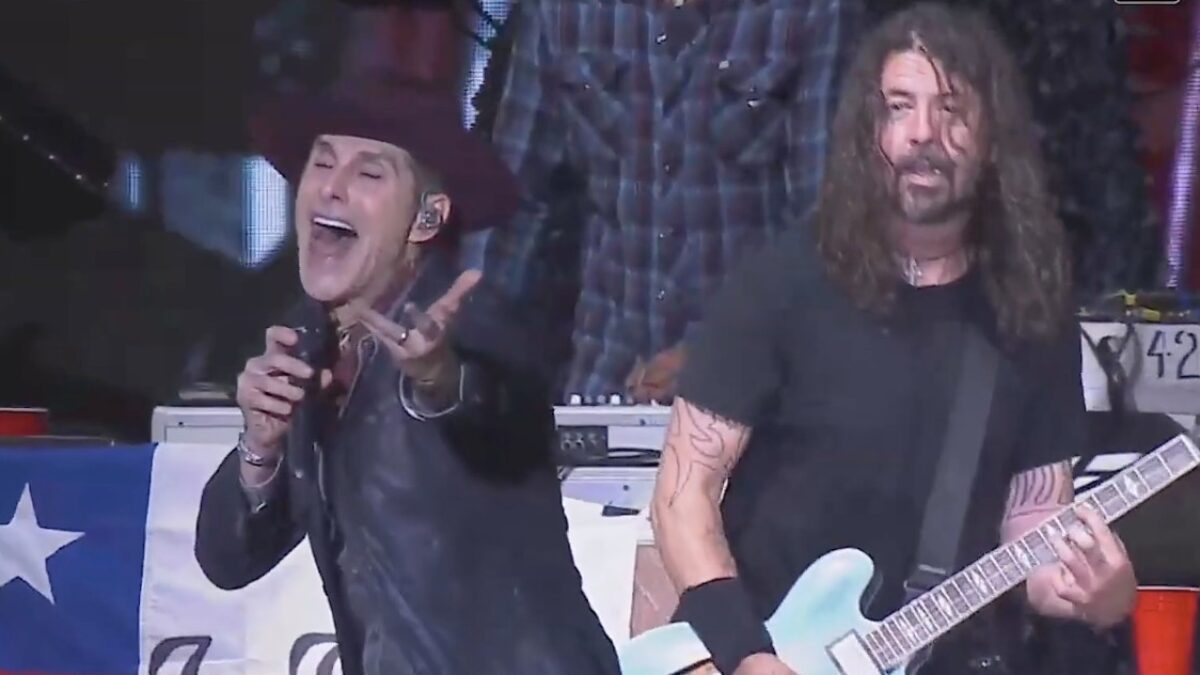 Foo Fighters Welcome Perry Farrell For ‘Been Caught Stealing’ At Lollapalooza Chile