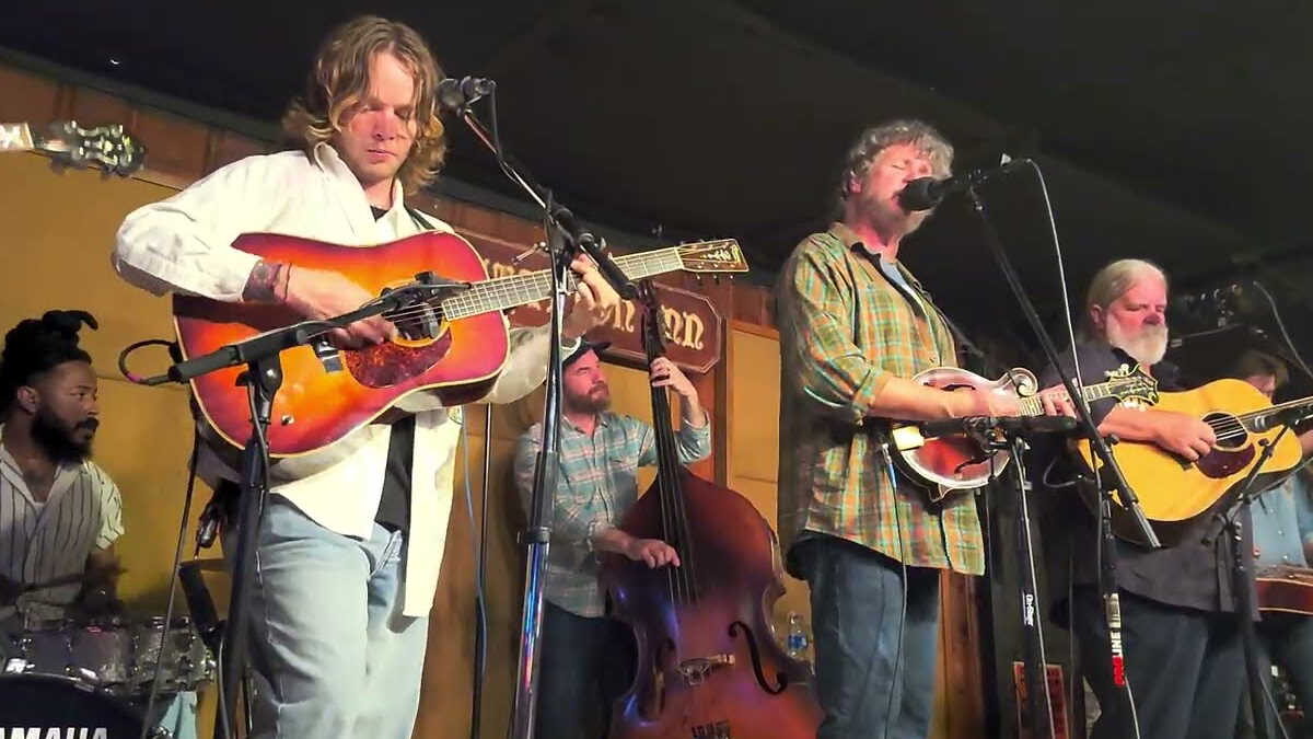 Billy Strings, Anders Beck & Lindsay Lou Among Leftover Salmon’s Guests In Nashville