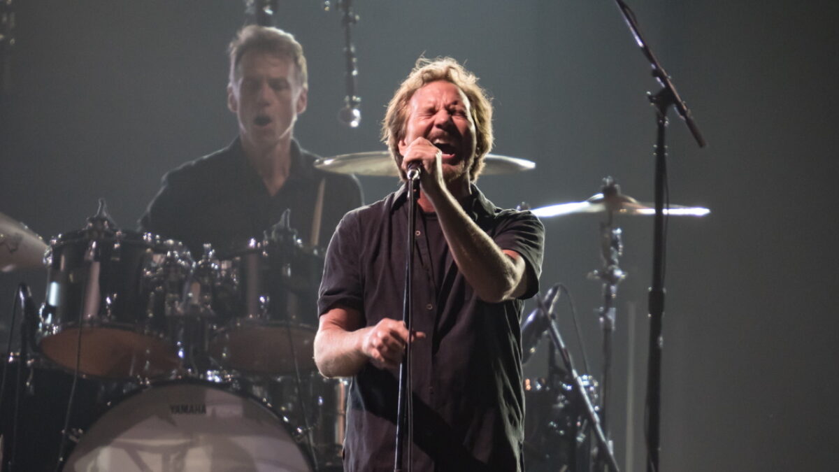 Pearl Jam Performs ‘Faithfull’ At The Forum