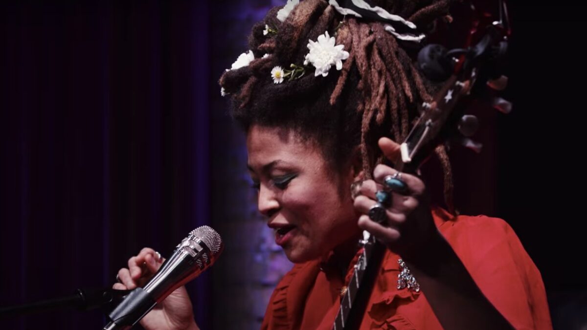 Watch Valerie June Perform MicroShow For The Current