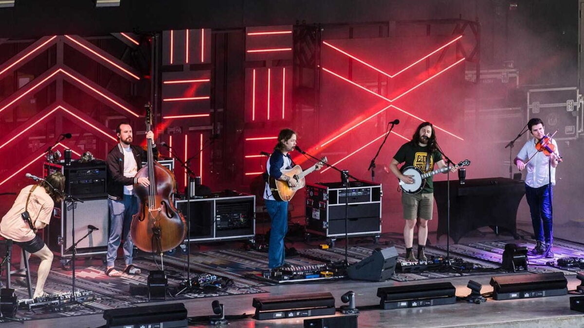 Billy Strings Welcomes Alex Hargreaves & Debuts Traditional Covers In Dayton