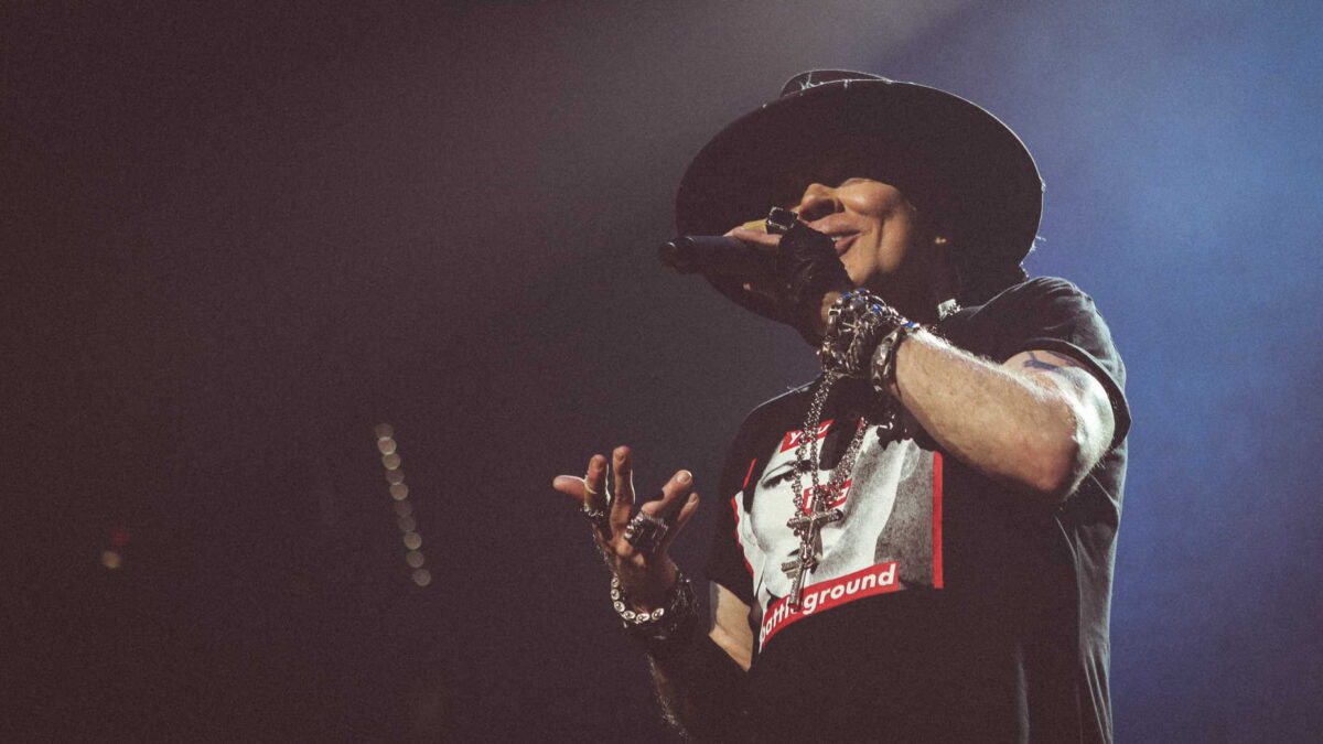 Watch Guns N’ Roses Cover AC/DC’s ‘Back In Black’ In Spain