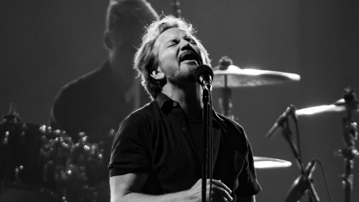Pearl Jam Covers The Rolling Stones’ ‘Street Fighting Man’ At Pinkpop