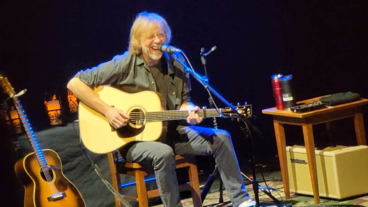 Trey Anastasio Plays Solo Acoustic Slow ‘Maze’ In Cincinnati