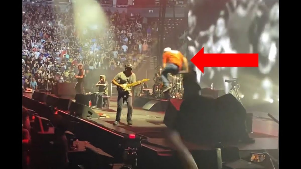 Tom Morello Knocked Over by Fan - Killing In the Name Rage Against The Machine Live Toronto 07/23/22