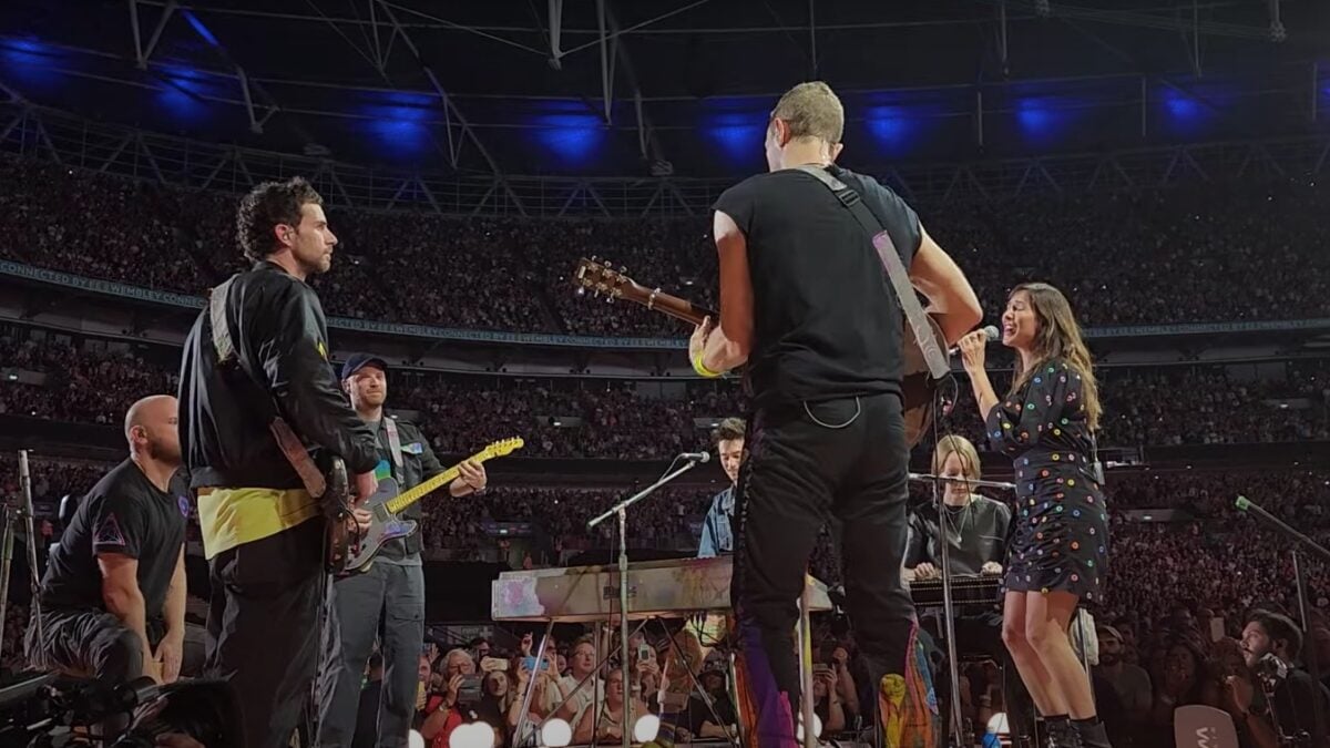 Coldplay, Natalie Imbruglia & Jacob Collier Honor Olivia Newton-John In London