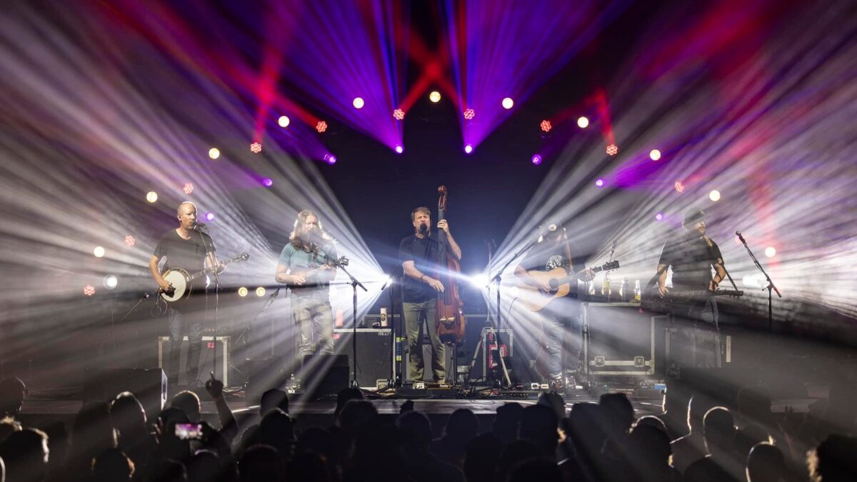 Greensky Bluegrass Unveils Alternate ‘Uh Huh’ Arrangement & Unshelve Covers In Kentucky
