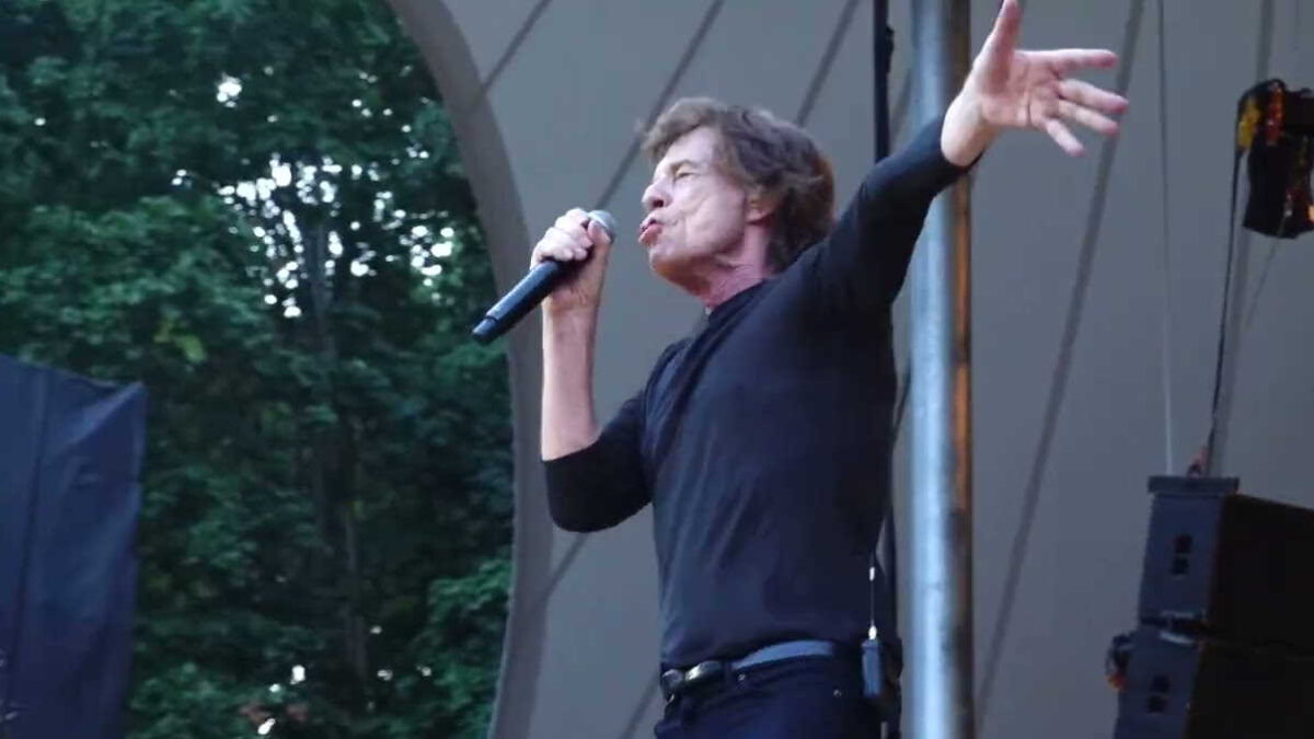The Rolling Stones Play ‘All Down The Line’ & ‘Fool To Cry’ In Berlin