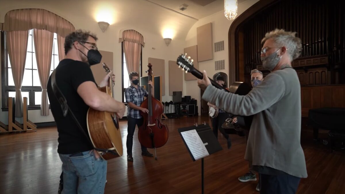 The Infamous Stringdusters & Anders Osborne Cover Grateful Dead’s ‘Black Muddy River’