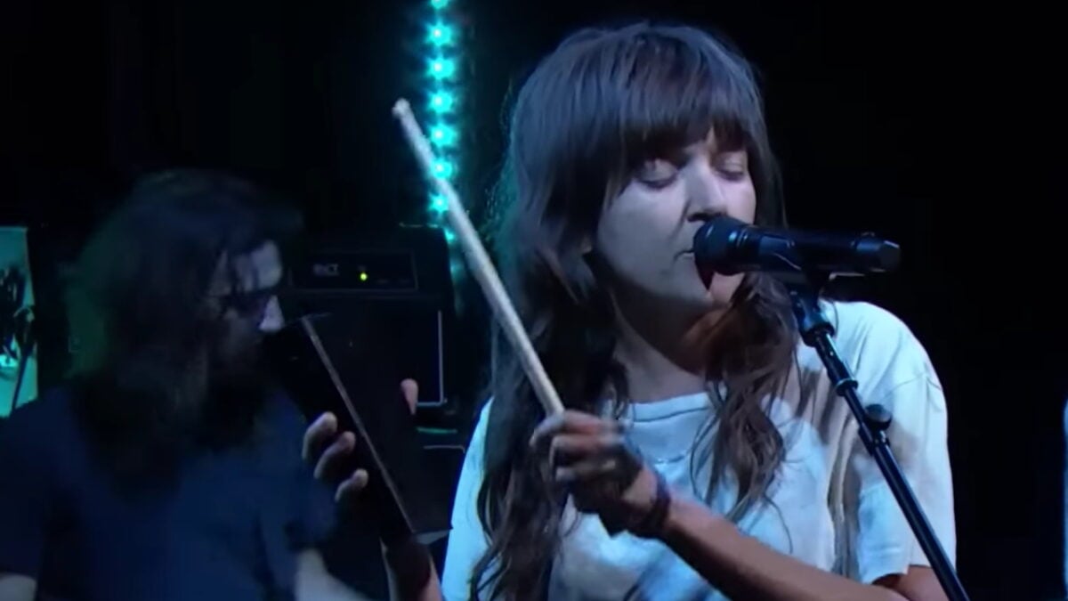 Courtney Barnett Performs ‘Turning Green’ On ‘Late Night’