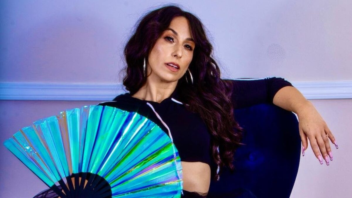 Shira Elias Details ‘SERVICES The EP’ & Shares Funk-Laden ‘HOOK’D’ Single