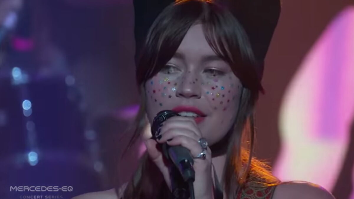 Watch Wet Leg Rip Up ‘Chaise Longue’ On Kimmel