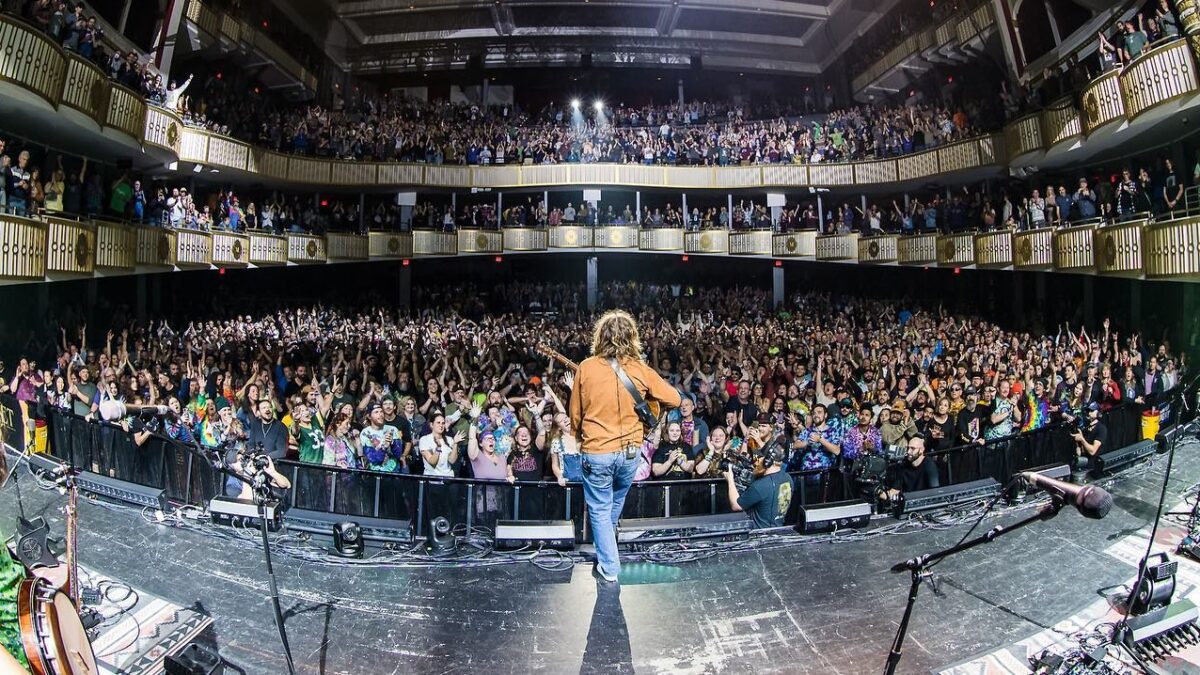 Billy Strings Puts Rollicking ‘Freight Train Boogie’ Cover On The Rails In Philadelphia