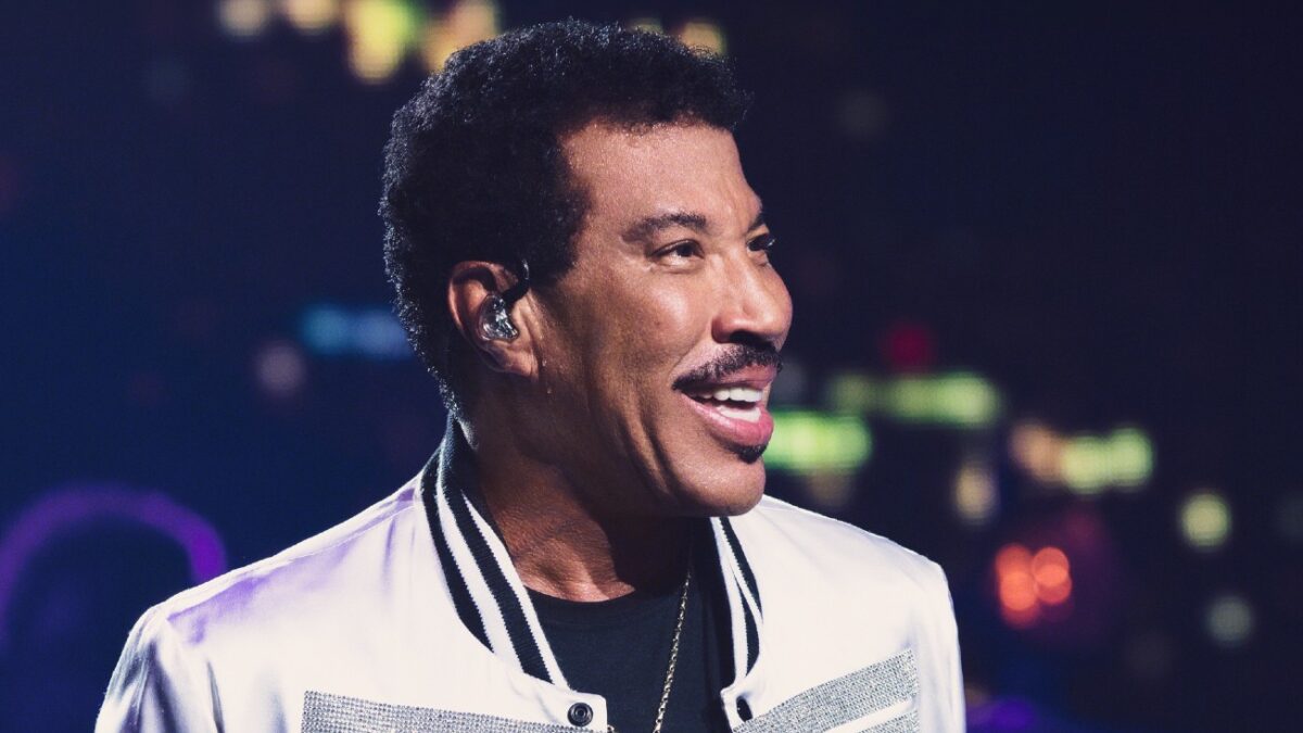 See Lionel Richie & Dave Grohl Take It 'Easy' At The Rock & Roll Hall Of Fame Induction Ceremony