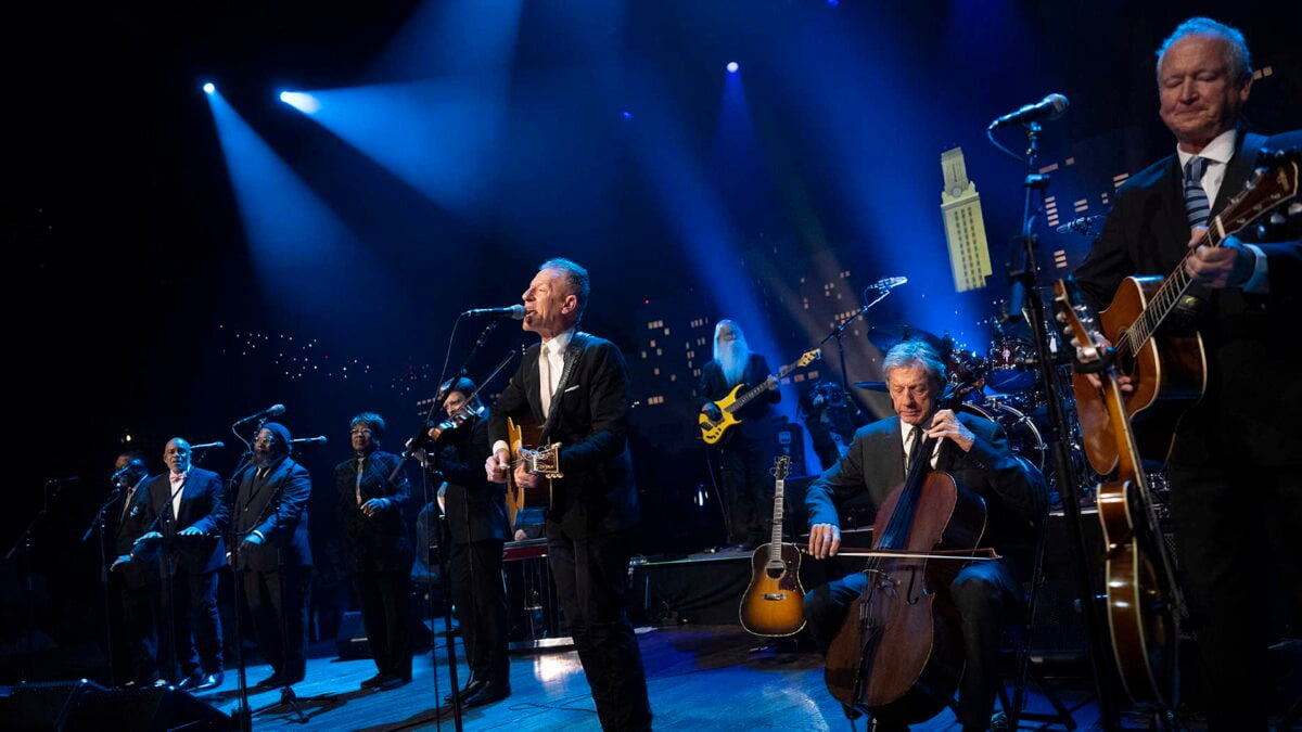 Watch Lyle Lovett Perform Humorous ‘Pants Is Overrated’ On ‘Austin City Limits’