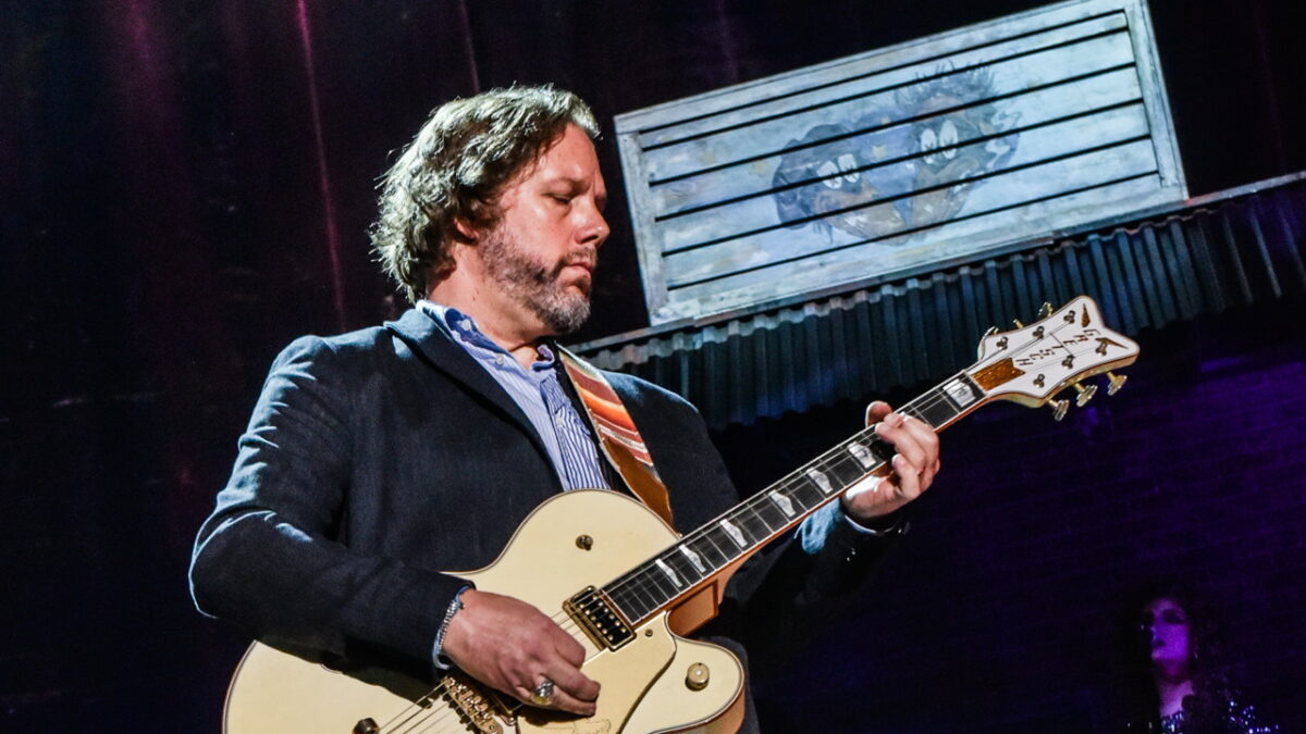 Twice As Hard: Watch The Black Crowes’ Rich Robinson Hit Stage Crasher With Guitar In Melbourne