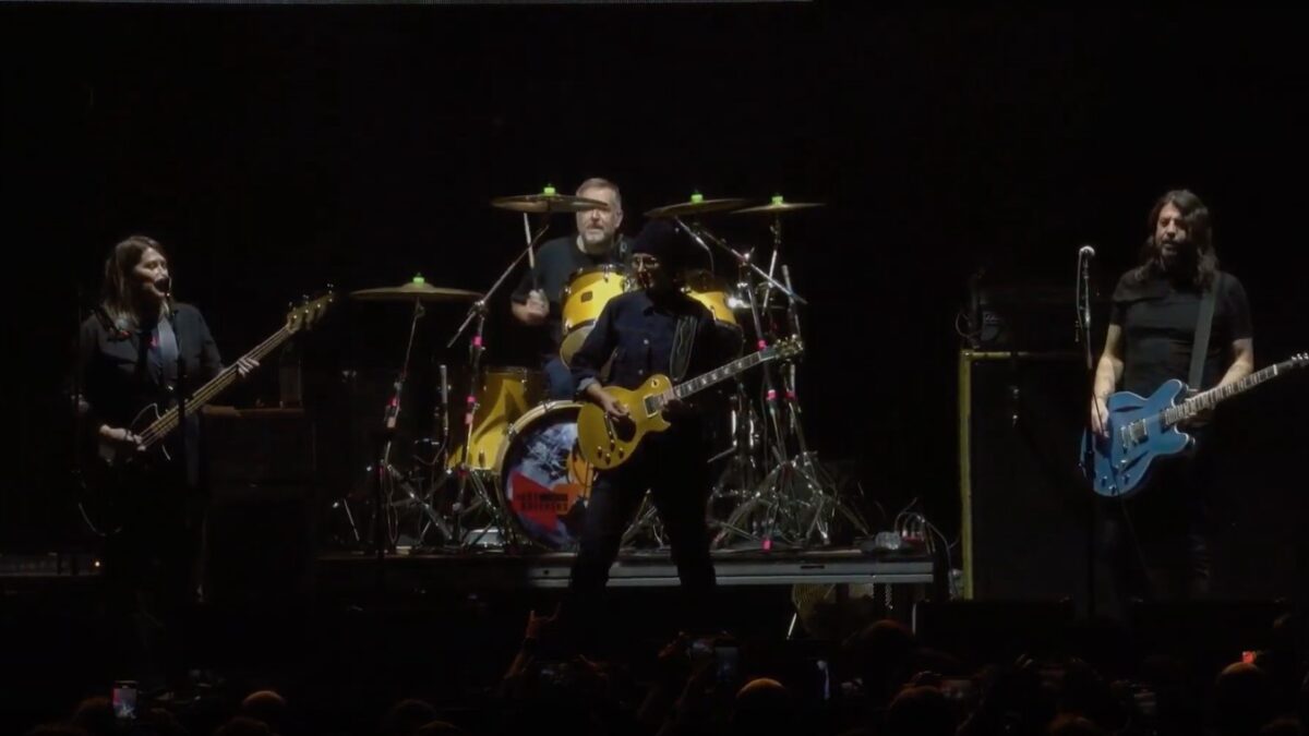Watch The Breeders Enlist Dave Grohl For Huge Version Of Pixies’ ‘Gigantic’ At VetsAid 2022