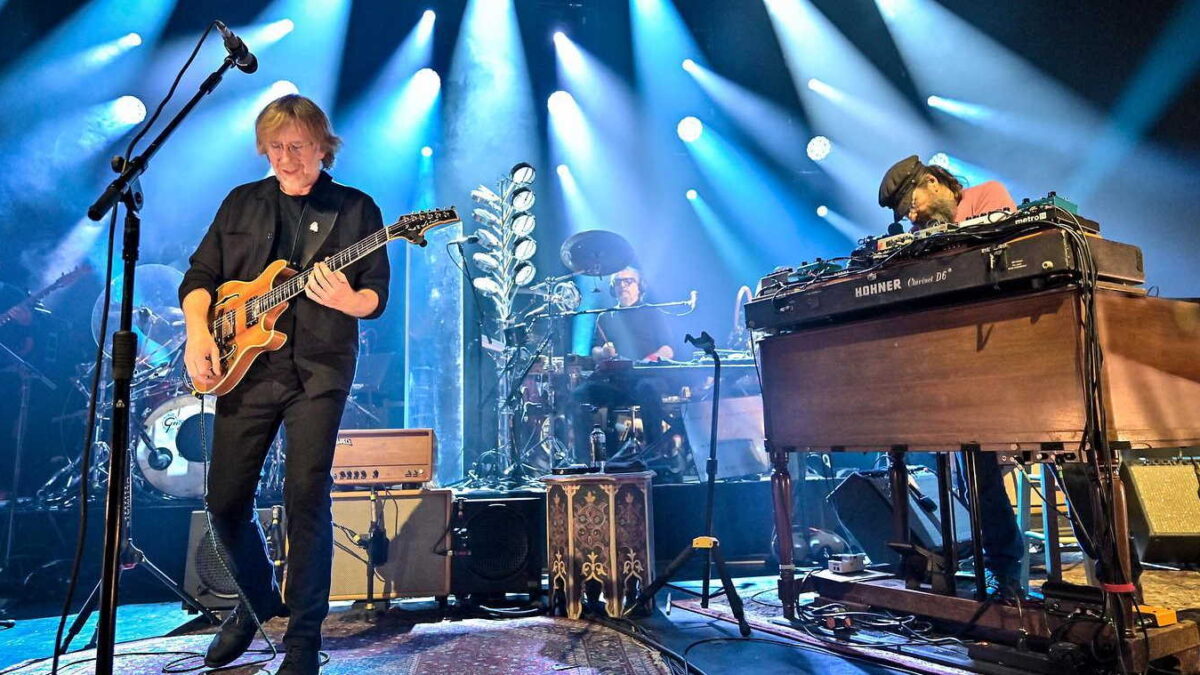 Watch Trey Anastasio Band Perform Poignant ‘Roll Like A River’ In Chicago: Pro-Shot Video