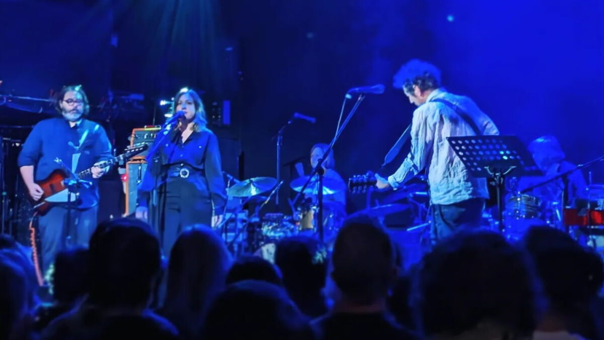 Yo La Tengo Enlists Members Of Sonic Youth, Sleater-Kinney, Raincoats & More For Hanukkah Night 2