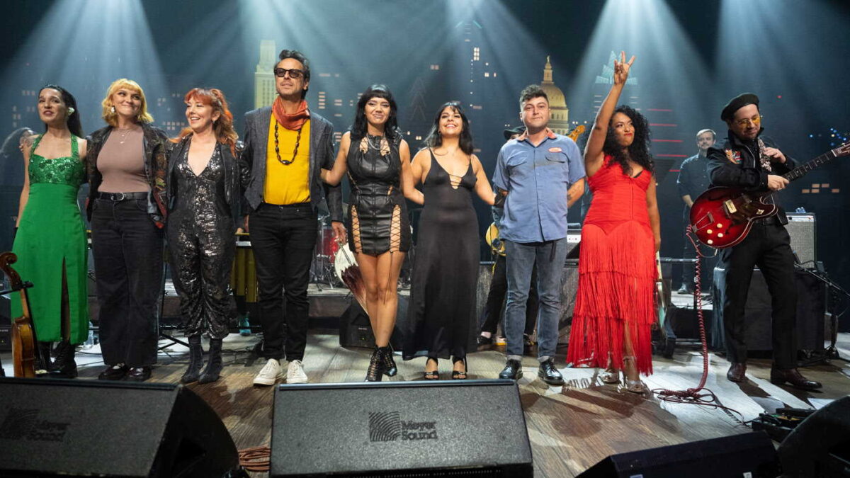 Adrian Quesada Brings ‘Boleros Psicodélicos’ To ‘Austin City Limits’ Stage With Sensual ‘Ídolo’