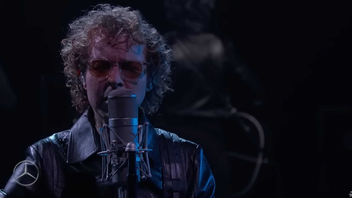 Beck Performs Melancholy ‘Thinking About You’ On ‘Kimmel’ With Blake Mills & Pino Palladino