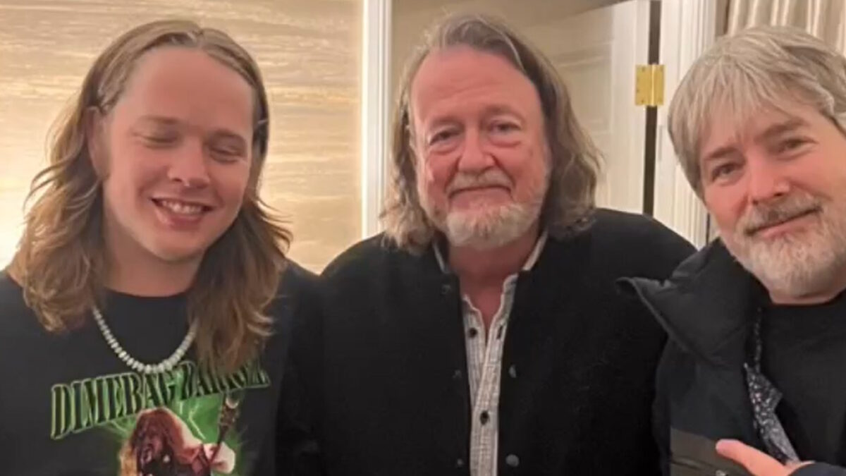 Watch Billy Strings & Béla Fleck Jamming In A Hotel Room ... With John Bell Looking On