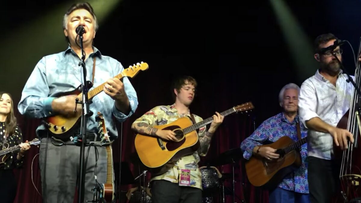 Watch Del McCoury, The Travelin’ McCourys, Billy Strings & Sierra Hull Honor Jerry Garcia With Rollicking ‘Loose Lucy’ Cover