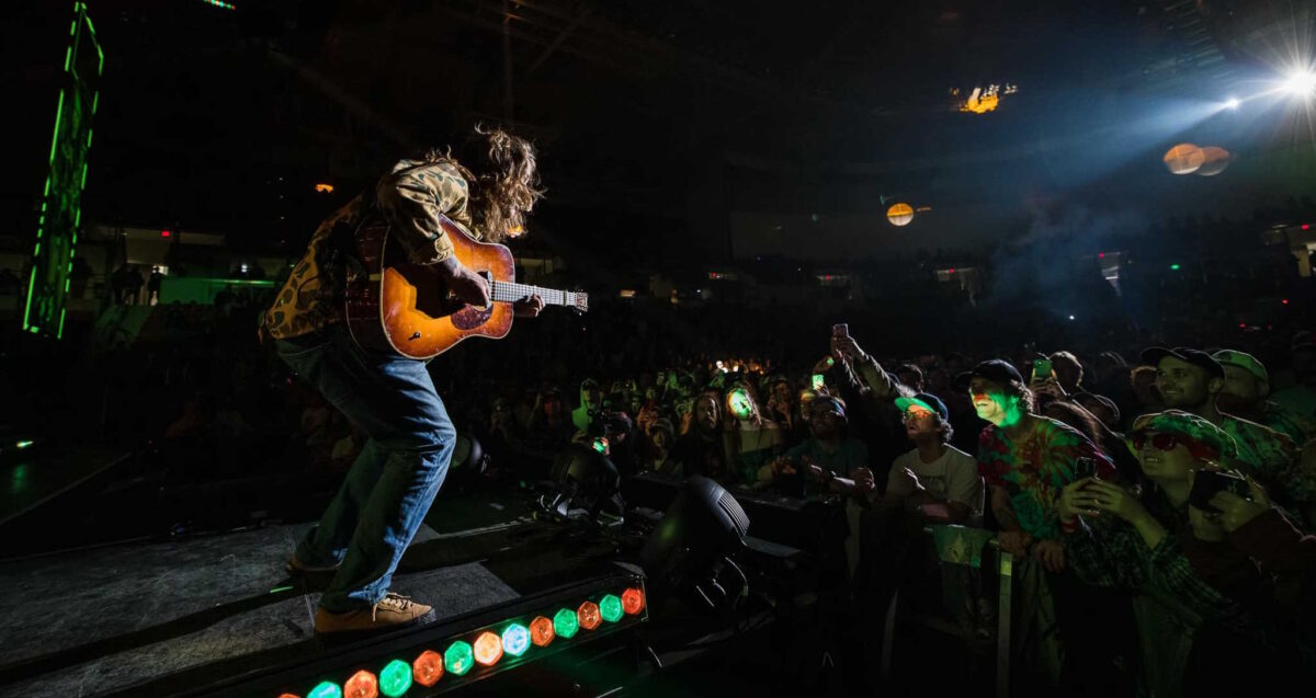 Billy Strings Busts Out ‘Kissimmee Kid’ In Cincinnati