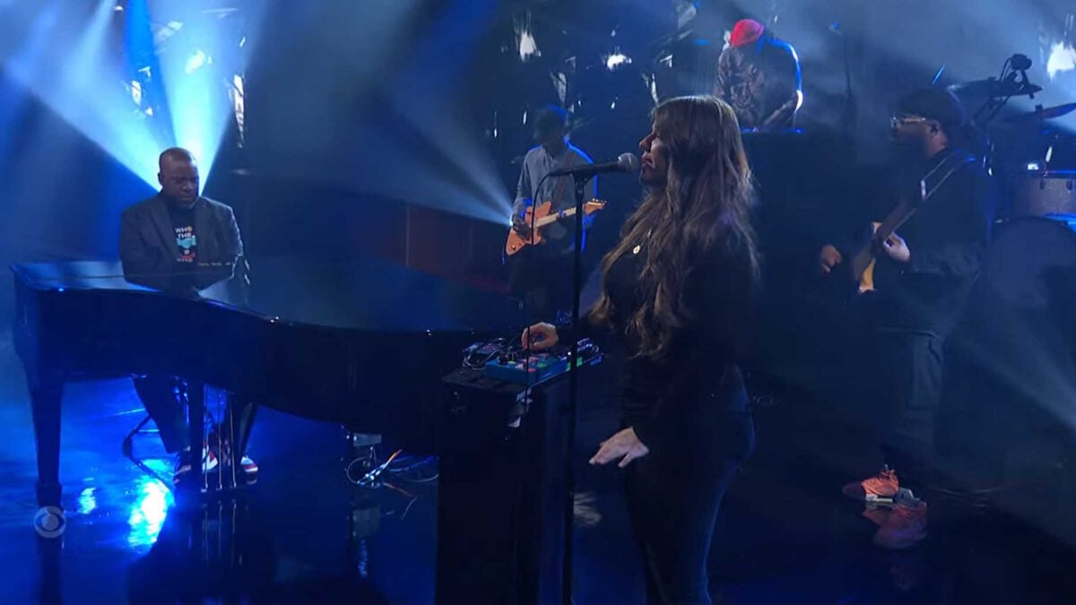 Watch Robert Glasper Go ‘Over’ With Yebba On ‘Colbert’