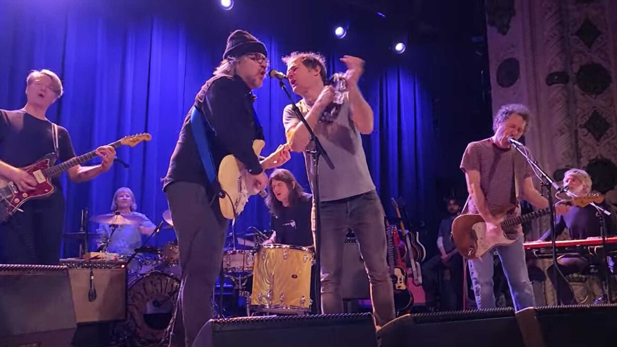 Watch Wilco Join Yo La Tengo For Cover-Filled Encore In Chicago