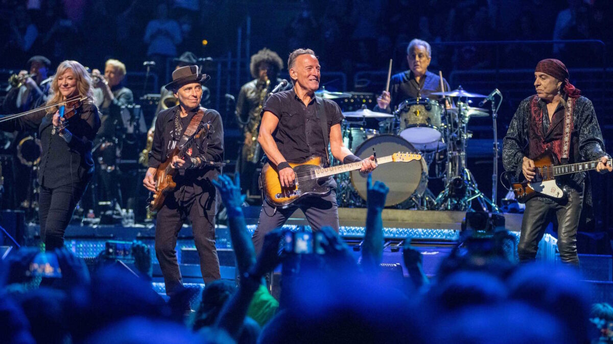 Watch Bruce Springsteen Bring ‘Mary’s Place’ To Long Island At UBS