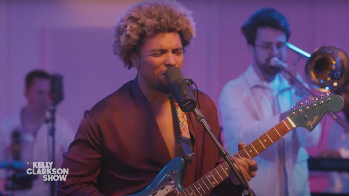 Watch Devon Gilfillian Deliver Groovy ‘All I Really Wanna Do’ On ‘Kelly Clarkson’