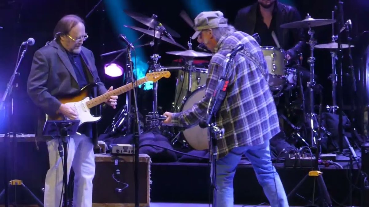 Stephen Stills and Neil Young : "Bluebird" - Light Up The Blues Benefit : Los Angeles, CA (April 22)