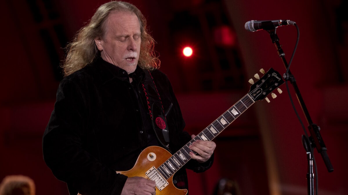 Watch Warren Haynes’ Blues-Infused ‘Night Life’ & ‘Midnight Rider’ Performances At Willie Nelson’s 90th