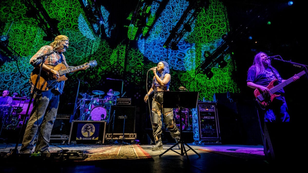 Watch Widespread Panic & Kanika Moore's Powerful ‘For What It’s Worth’ Cover In Charleston