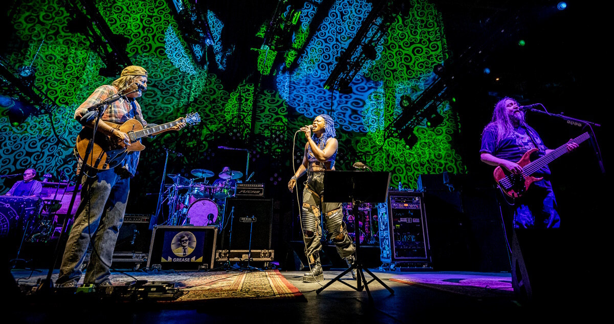 Watch Widespread Panic & Kanika Moore's Powerful ‘For What It’s Worth