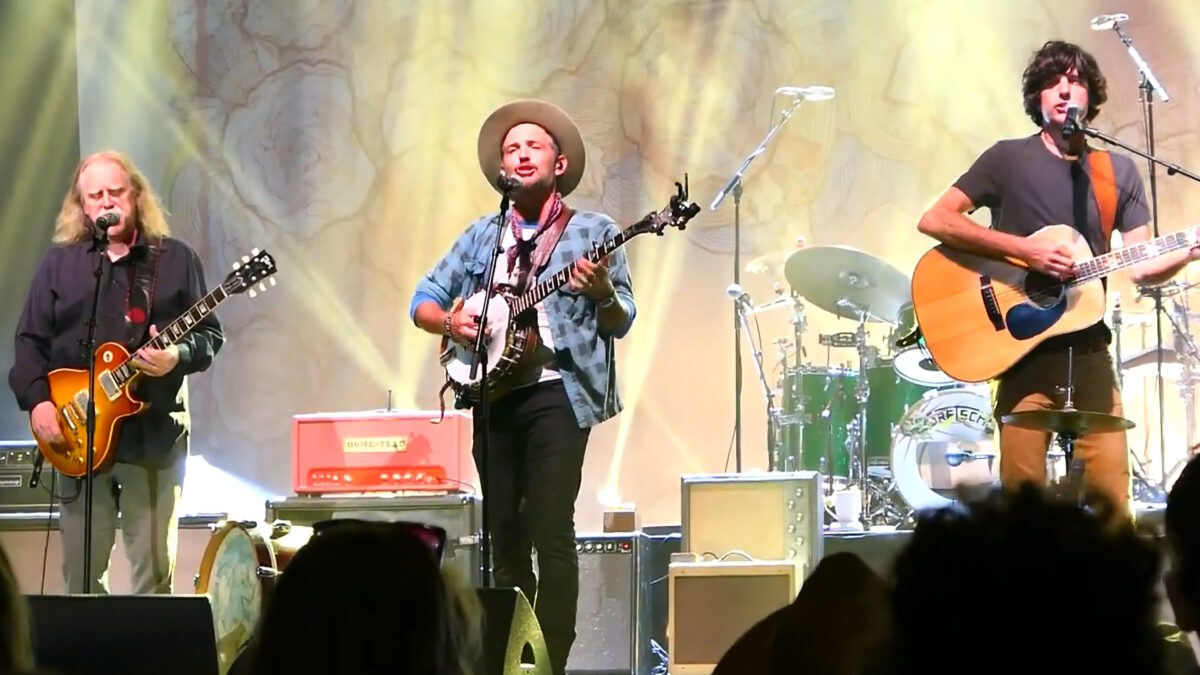 See Warren Haynes Join The Avett Brothers For Poignant ‘I Shall Be Released’ In Peoria