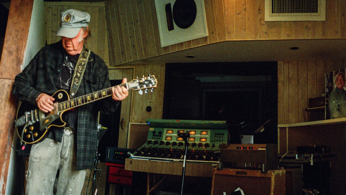 Watch Neil Young’s Dramatic Solo Electric Guitar Performance Of ‘The Star-Spangled Banner’