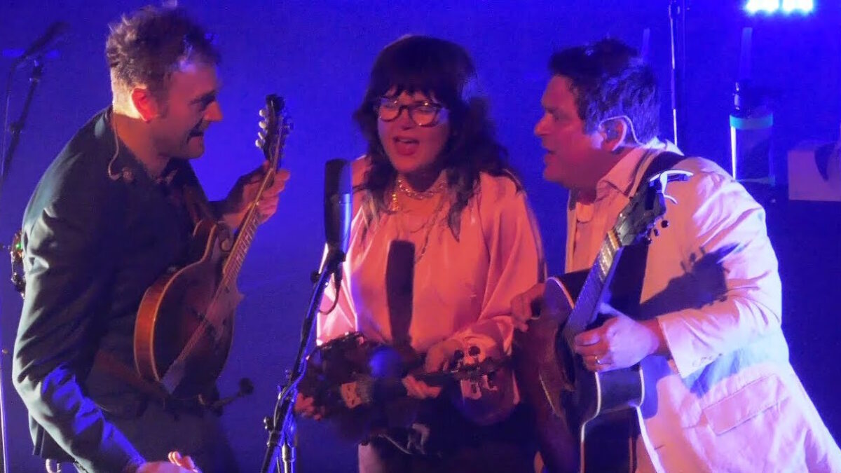 Watch Nickel Creek Cover Britney Spears’ ‘Toxic’ For 1st Time In 16 Years