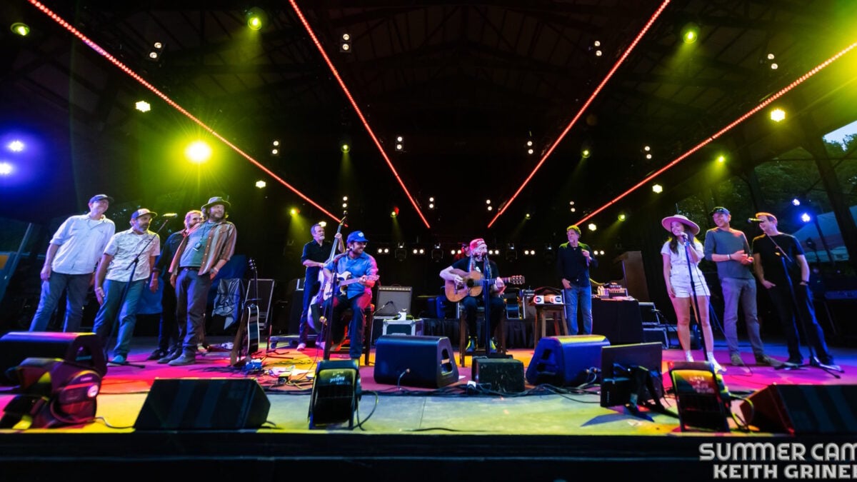 Watch Willie Nelson Welcome Sierra Hull + moe. & Umphrey’s McGee Members At Summer Camp