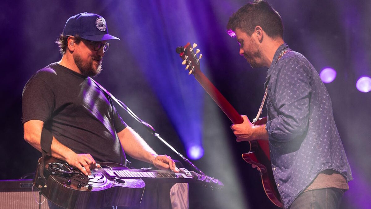 Watch Neighbor’s Lyle Brewer Join Greensky Bluegrass For 1st ‘Every Rose Has Its Thorn’ Since 2011