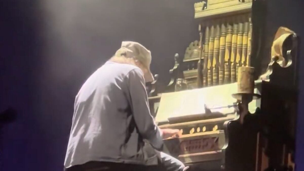 Watch Neil Young Break Out ‘Like A Hurricane’ On Pump Organ For The 1st Time In 20 Years