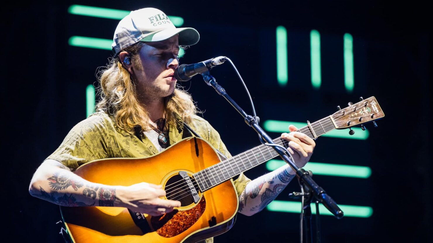 See Billy Strings Honor Neal Casal With Poignant Cover In Alabama