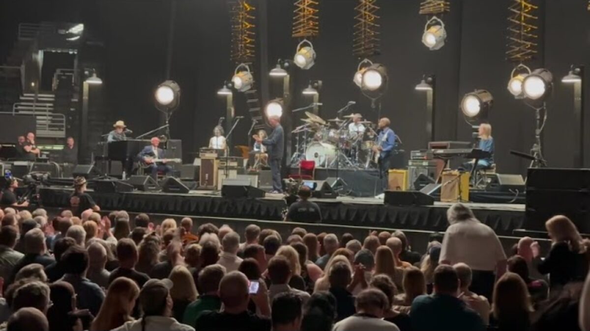 Eric Clapton 09/12/23 St Louis, MO singing Stormy Monday