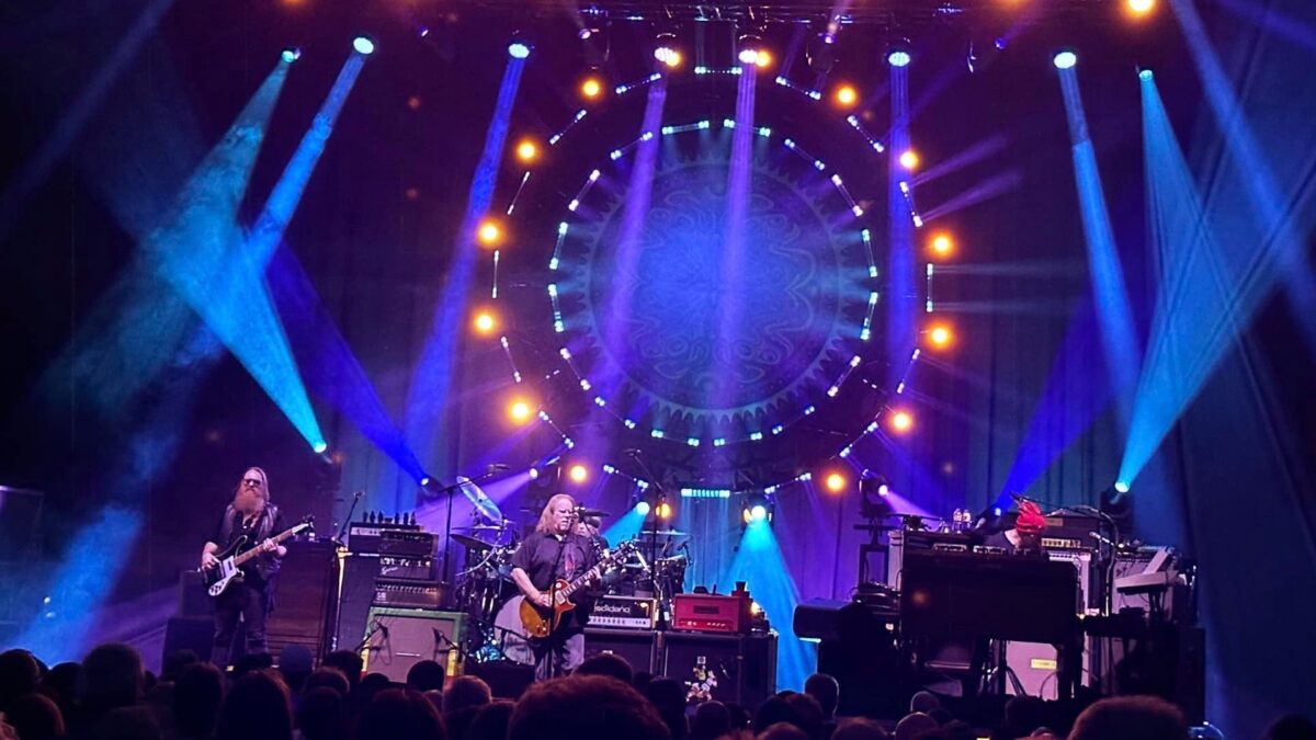 Watch Gov’t Mule & Big Sugar’s Gordie Johnson Honor Jeff Beck In Toronto