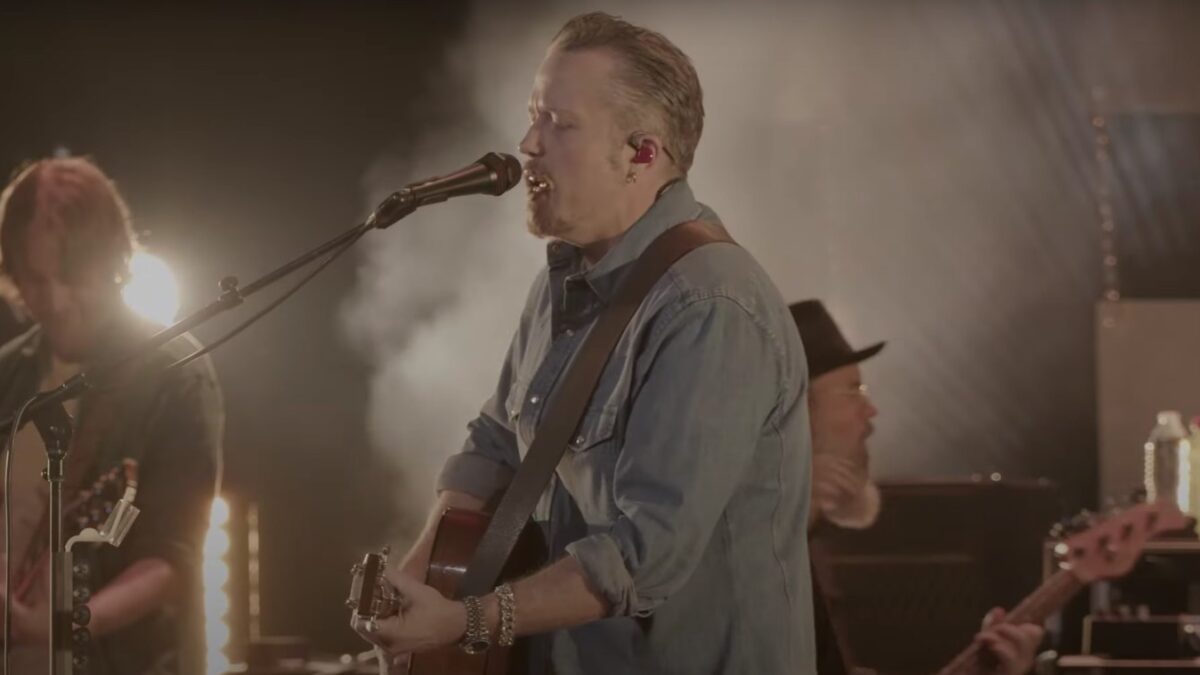 Watch Jason Isbell & The 400 Unit Perform Stirring ‘Cover Me Up’ Live At Bijou Theatre In 2022